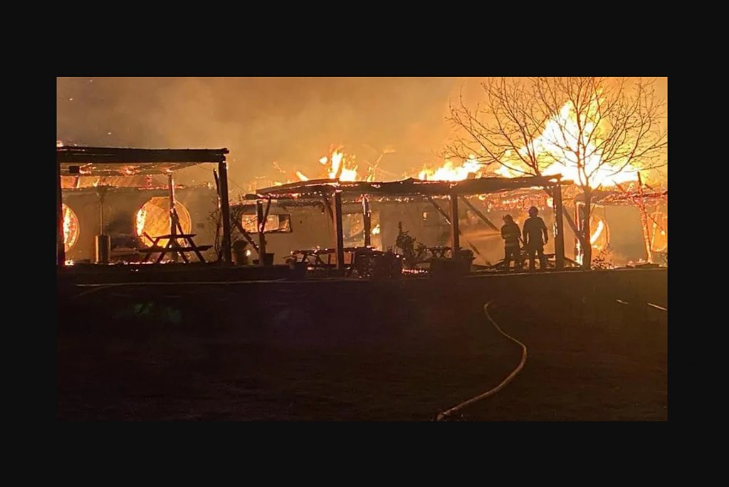 Patronul de la Ferma Dacilor încearcă sa dea vina pe copii pentru incendiu: Probabil adolescenții au fumat în pensiune