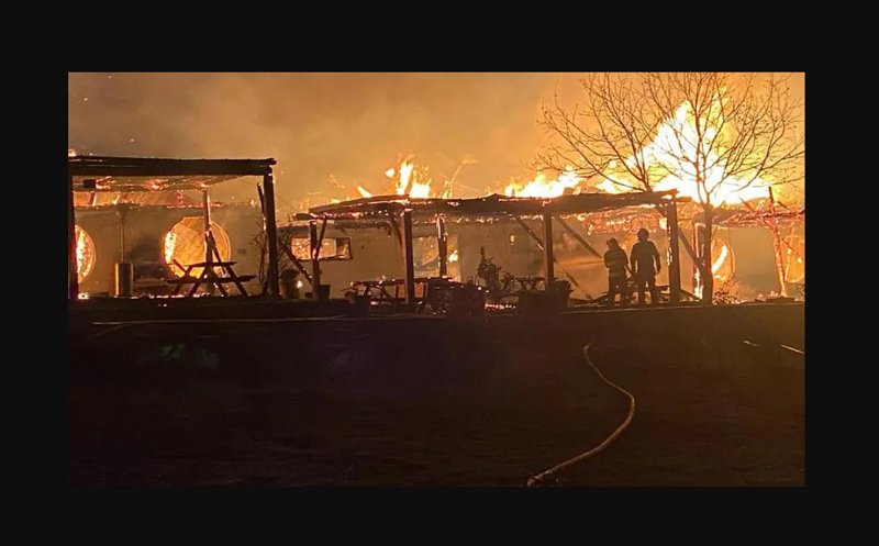 Patronul de la Ferma Dacilor încearcă sa dea vina pe copii pentru incendiu: Probabil adolescenții au fumat în pensiune