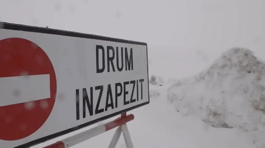 Ninsorile și viscolul au dat peste cap traficul în mai multe județe. Trenuri anulate și Drumuri Naționale cu circulația oprită
