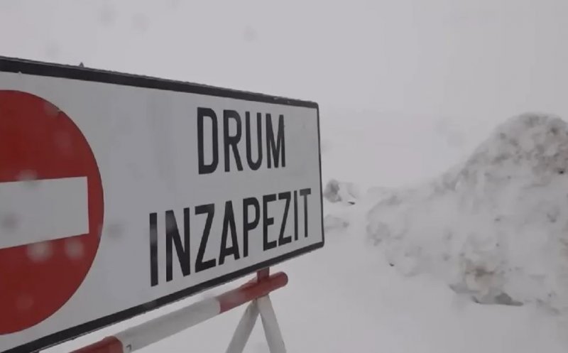 Ninsorile și viscolul au dat peste cap traficul în mai multe județe. Trenuri anulate și Drumuri Naționale cu circulația oprită