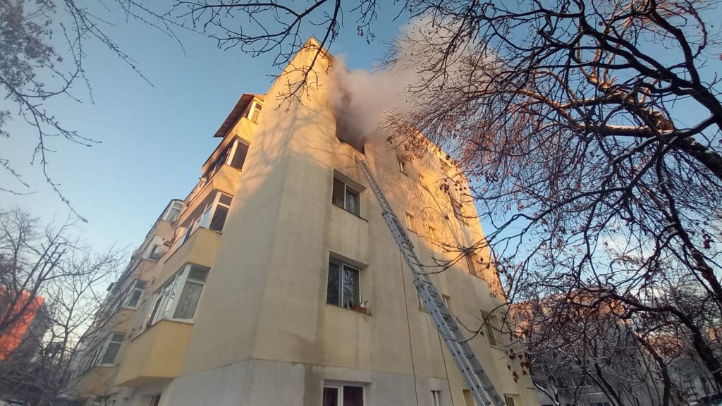 O tânără s-a aruncat de la etajul 3, cu bebeluşul în brațe, după ce i-a luat foc apartamentul / Copilul a murit