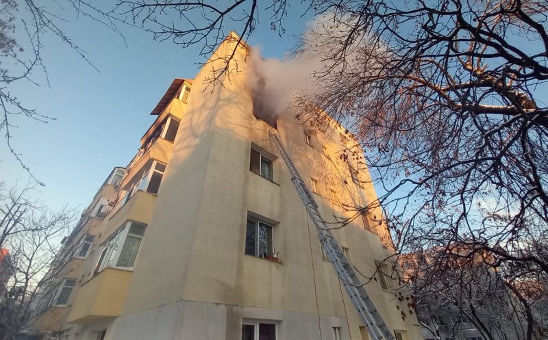 O tânără s-a aruncat de la etajul 3, cu bebeluşul în brațe, după ce i-a luat foc apartamentul / Copilul a murit