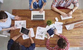 Ce rol va avea inteligența artificială pe piața muncii în 2024. Crește interesul pentru al doilea job