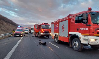 ACCIDENT pe Autostradă: 3 victime au nevoie de îngrijiri medicale / Un bărbat, încarcerat, inconştient