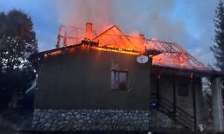 INCENDIU puternic într-o localitate din Cluj! Acoperișul unei case, făcut SCRUM