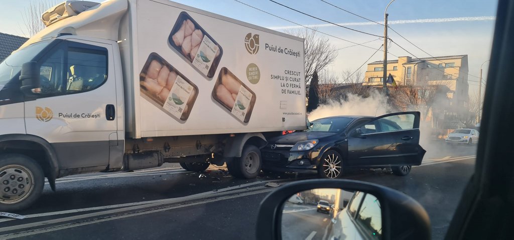 Coliziune între trei mașini, în Cluj-Napoca! Bărbat rănit, transportat la spital