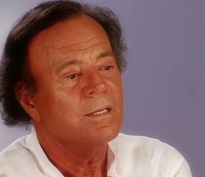 Julio Iglesias, reținut în aeroport. Ce i-au găsit vameșii în bagaje