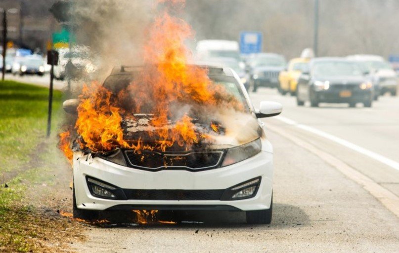 Femeie rănită, după ce s-a aruncat din propria mașină. Autoturismul a luat foc în mers