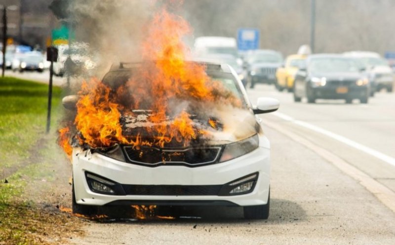 Femeie rănită, după ce s-a aruncat din propria mașină. Autoturismul a luat foc în mers