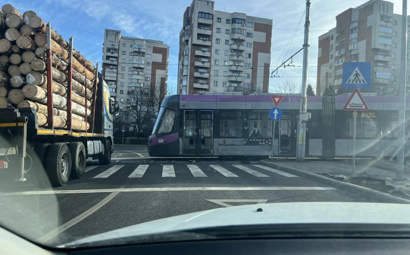 A intrat cu ditamai camionul plin cu lemne în... tramvai / Semafor defazat în Mănăştur la podul Calvaria?