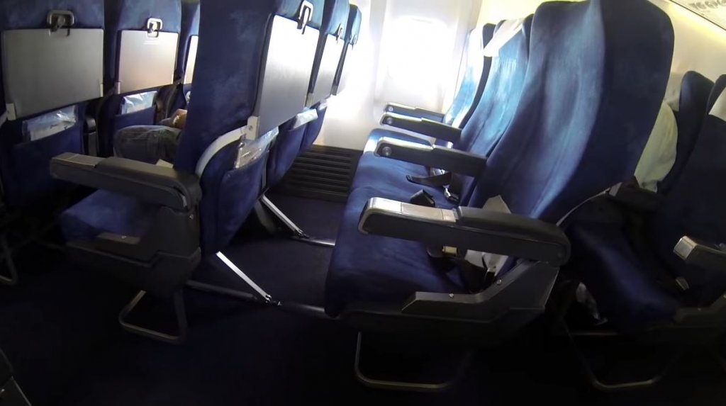 Bărbatul care și-a tăiat venele într-un avion TAROM, internat la psihiatrie/ La bord se aflau și Mircea Geoană, Raed Arafat și Rovana Plumb
