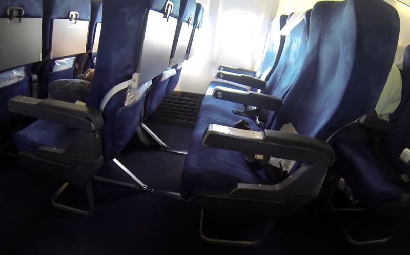 Bărbatul care și-a tăiat venele într-un avion TAROM, internat la psihiatrie/ La bord se aflau și Mircea Geoană, Raed Arafat și Rovana Plumb