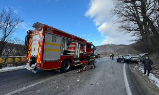 Accident grav între un microbuz și o mașină. A fost solicitată intervenția elicopterului SMURD