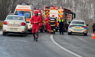 Accident grav între un microbuz și o mașină. A fost solicitată intervenția elicopterului SMURD