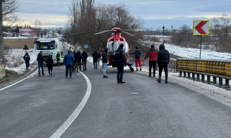 Accident grav între un microbuz și o mașină. A fost solicitată intervenția elicopterului SMURD