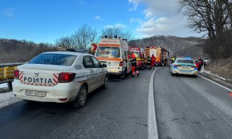 Accident grav între un microbuz și o mașină. A fost solicitată intervenția elicopterului SMURD