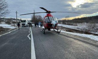 Accident grav între un microbuz și o mașină. A fost solicitată intervenția elicopterului SMURD
