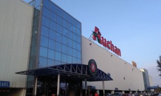 Trafic mai lejer la Auchan Iris: nouă bretea de acces, mai multe parcări și o piațetă cu verdeață