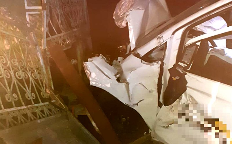 ACCIDENT în județul Cluj: Și-a făcut mașina praf într-un... gard. A lovit şi stâlpul de curent / Victimă transportată la spital