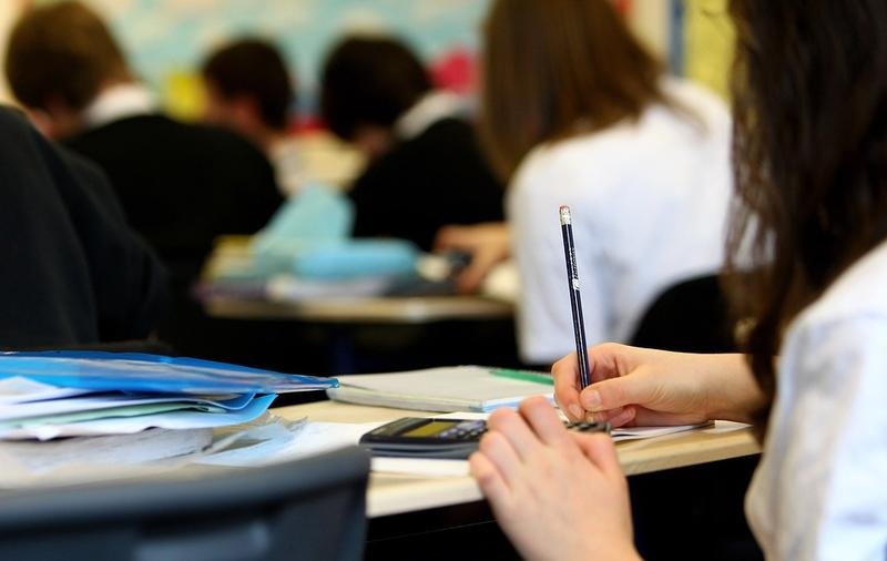 Burse de merit pentru elevi cu medii de 1 și 2: În sfârşit intervine Avocatul Poporului