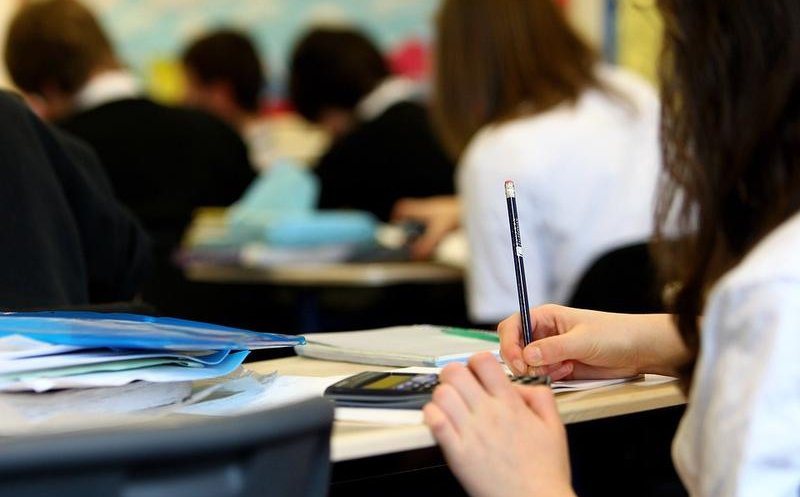 Burse de merit pentru elevi cu medii de 1 și 2: În sfârşit intervine Avocatul Poporului