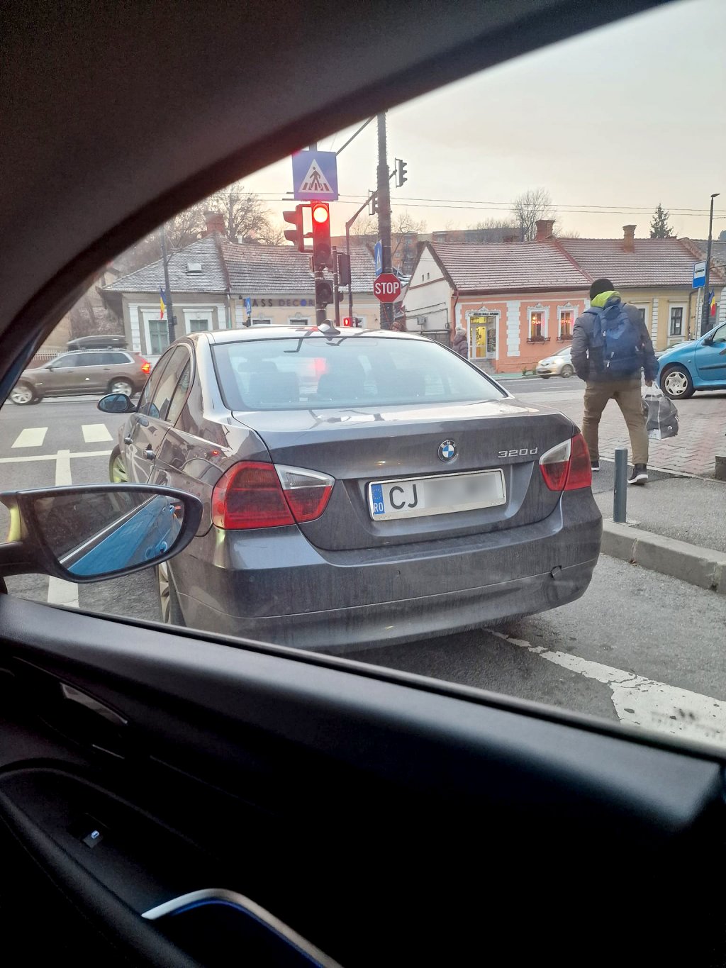 RUPE-ŢI PERMISUL, etapa cu BMW-ul parcat în faţa semaforului, pe banda de circulaţie
