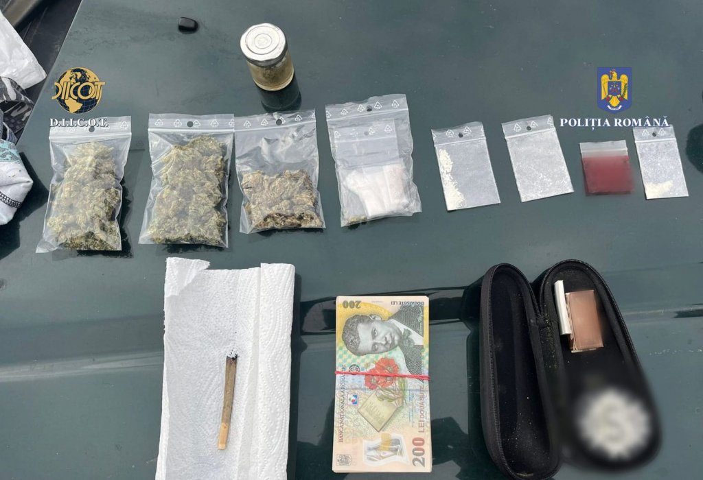 Traficant de droguri prins în flagrant, în Cluj. Ce au găsit polițiștii la locuința acestuia