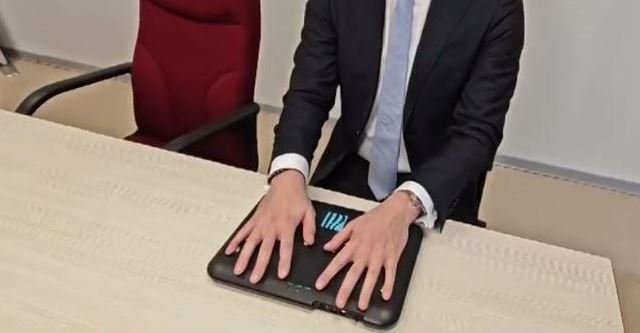 Ținta ironiilor pe internet, IȘJ Cluj retrage aparatul de 2.500 euro care scanează palmele elevilor și le spune ce meserie li se potrivește. UBB se dezice de proiect, deși a participat la conferința de prezentare