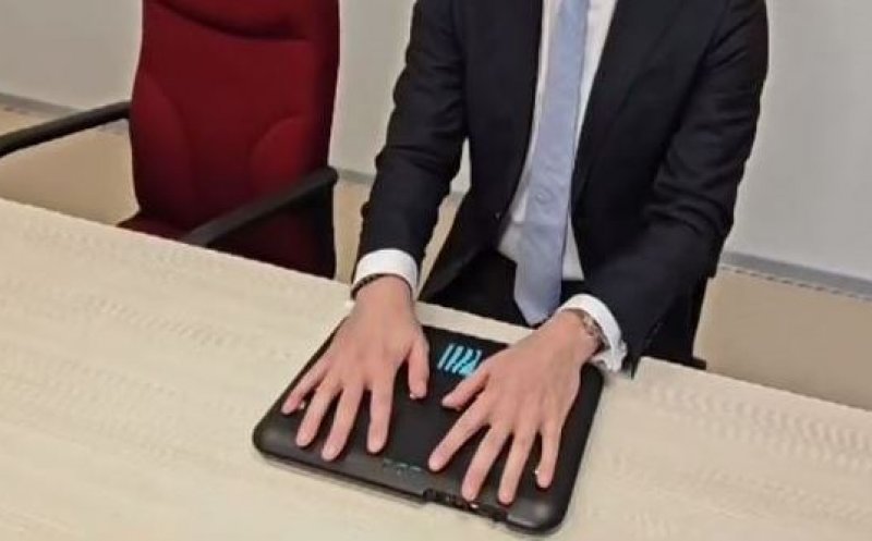 Ținta ironiilor pe internet, IȘJ Cluj retrage aparatul de 2.500 euro care scanează palmele elevilor și le spune ce meserie li se potrivește. UBB se dezice de proiect, deși a participat la conferința de prezentare