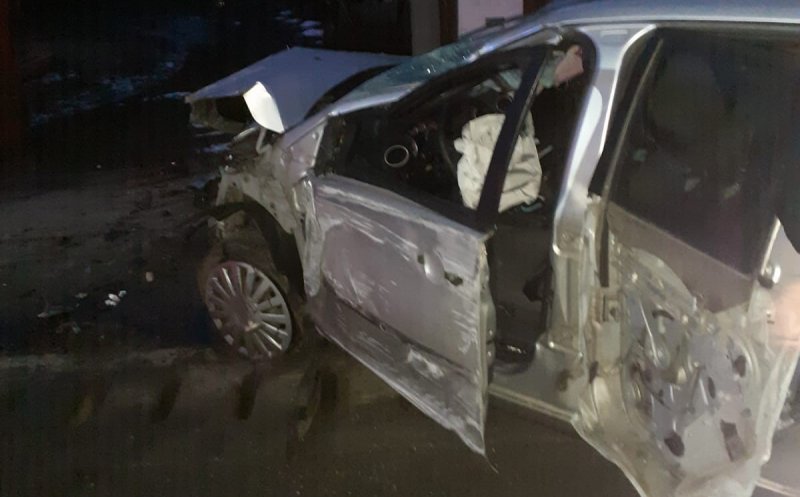 Accident în Răscruci. Un tânăr a intrat cu mașina într-o țeavă de gaz. Șoferul a fost transportat la spital / Cum s-a produs incidentul