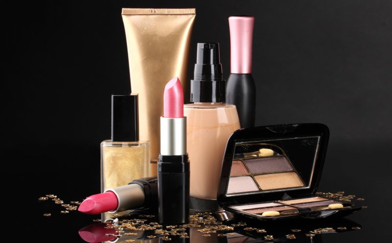 Gigant din lumea cosmeticelor, acuzat că alimentează indirect „mașinăria de război” a lui Putin