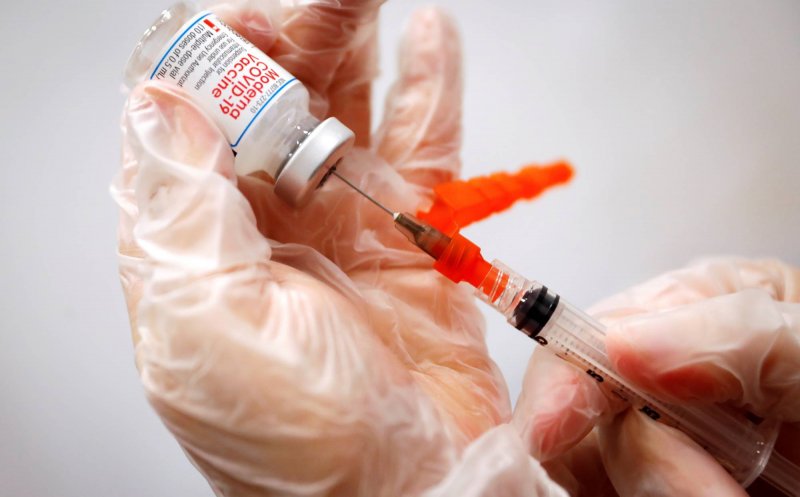 România a primit vaccinuri anti-COVID actualizate de la Moderna. Rafila: "Cine dorește se poate vaccina cu cea mai nouă formulă"