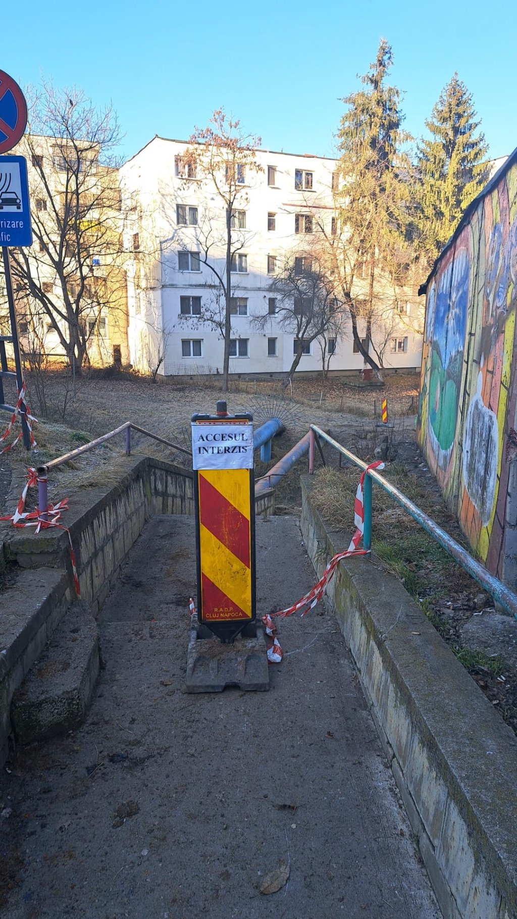 "Pe aici, nu se trece!" / Lucrări la un podeţ din Mănăştur dinspre Minerva, spre Mehedinţi