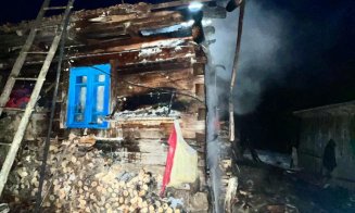 INCENDIU în comuna Negreni din judeţul Cluj. Intervin pompierii