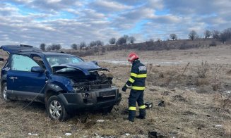 Mașină ieșită în decor pe un drum din Cluj. Au intervenit pompierii