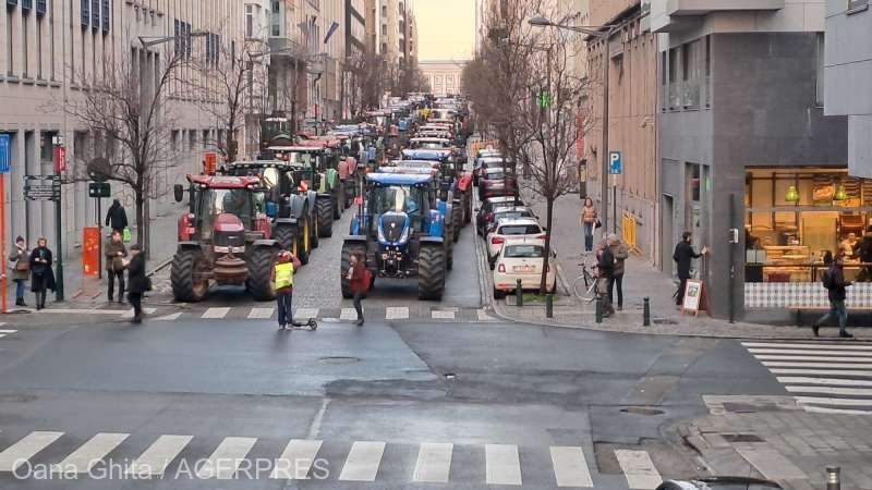 Protest de amploare în timpul unui summit al UE din Bruxelles. O mie de tractoare blochează străzile din capitala Belgiei