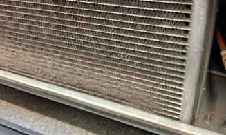 JALE şi JEG la Mega Image! Ce a găsit Protecţia Consumatorilor în afară de produse expirate şi preţuri mincinoase / 7 locaţii închise şi amenzi de 900