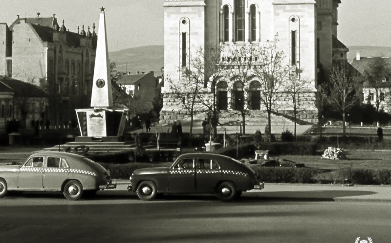 Taxiuri așteptând clienți în actuala Piață Avram Iancu, 1958