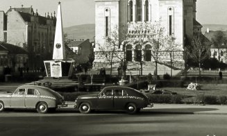 Taxiuri așteptând clienți în actuala Piață Avram Iancu, 1958