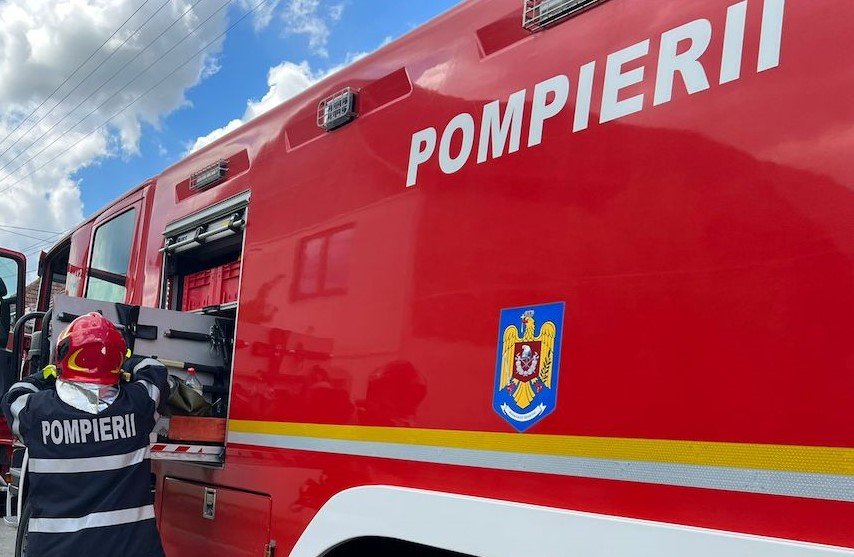 Incendiu în comuna Feleacu! O mașină a luat FOC / Au intervenit pompierii