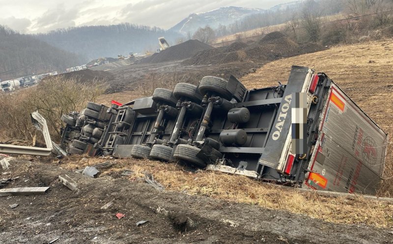 Trafic întrerupt pe Cluj-Oradea timp de o oră. Se scoate din șanț TIR-ul implicat în accidentul mortal din Bologa