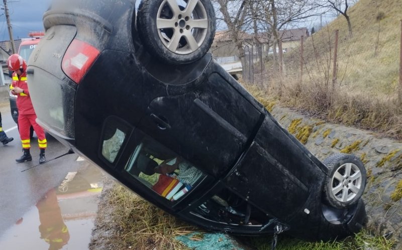 ACCIDENT sau CASCADORIE în judeţul Cluj: Ce manevră a făcut şoferul ca să "parcheze" cu roţile în sus, tocmai în şanţ