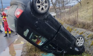 ACCIDENT sau CASCADORIE în judeţul Cluj: Ce manevră a făcut şoferul ca să "parcheze" cu roţile în sus, tocmai în şanţ