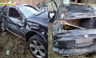 Daună totală! Mașină făcută praf în urma unui accident rutier, în Dej