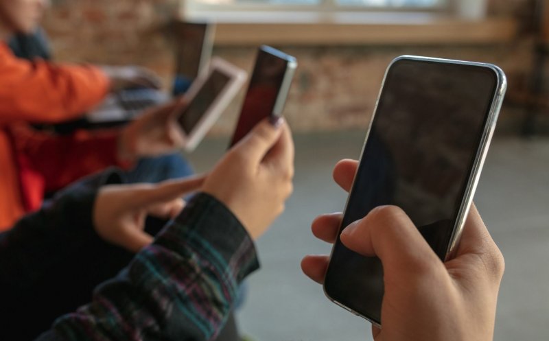 Date îngrijorătoare: Peste 30% dintre adolescenţi stau până la 6 ore pe zi pe internet/ 2 din 5 copii au fost jigniți sau au primit mesaje supărătoare  online