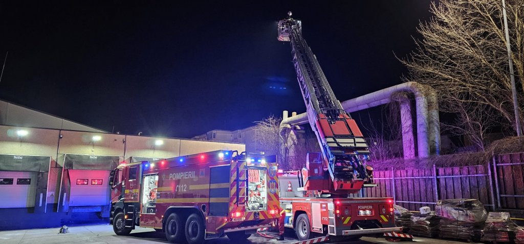 INCENDIU lângă Kaufland în Mărăști! Focul s-a extins la conductele de termoficare