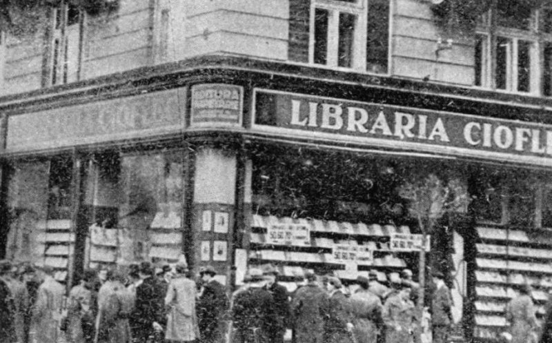 În fața Librariei Cioflec, în anii ’30