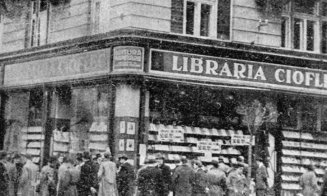 În fața Librariei Cioflec, în anii ’30