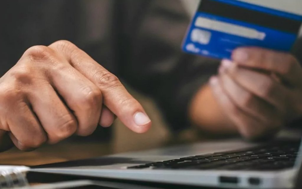 Atenție la hoții cibernetici! O ardeleancă a crezut că trimite datele unei bănci, dar a rămas fără economii