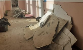 Unul dintre cei patru copii peste care a căzut tavanul în sala de clasă a rămas internat